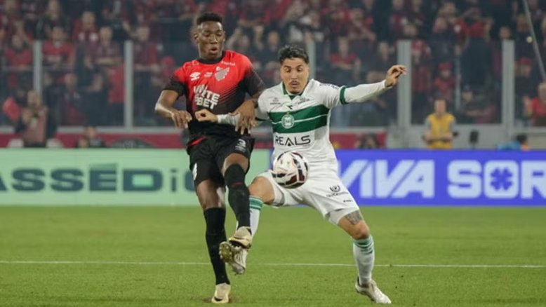 Coritiba vence o Athletico no clássico paranaense e dorme na liderança da Série B