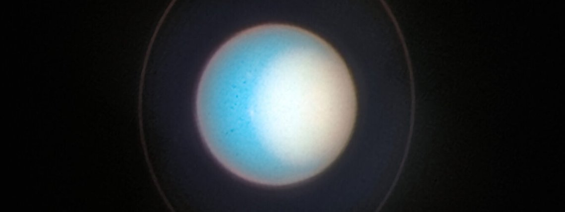 Nesta imagem, feita em novembro de 2022, o Polo Norte de Urano apresenta uma névoa fotoquímica espessa. Várias pequenas tempestades podem ser vistas perto da borda da névoa polar. O Telescópio Espacial Hubble tem monitorado o tamanho e o brilho da calota polar norte, que fica mais brilhante a cada ano. Os astrônomos estão desvendando múltiplos efeitos — da circulação atmosférica, das propriedades das partículas e dos processos químicos — que controlam como a calota polar atmosférica muda com as estações. Também na imagem, vê-se seu tênue anel, que circunda o planeta quase verticalmente.