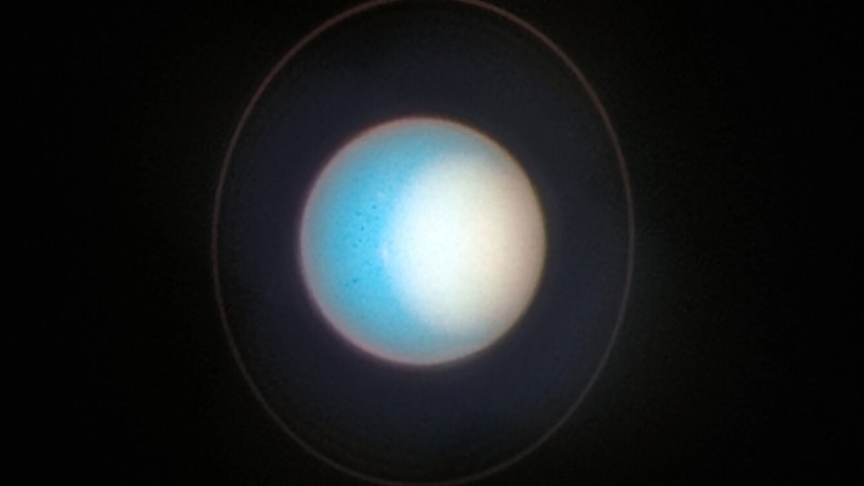 Nesta imagem, feita em novembro de 2022, o Polo Norte de Urano apresenta uma névoa fotoquímica espessa. Várias pequenas tempestades podem ser vistas perto da borda da névoa polar. O Telescópio Espacial Hubble tem monitorado o tamanho e o brilho da calota polar norte, que fica mais brilhante a cada ano. Os astrônomos estão desvendando múltiplos efeitos — da circulação atmosférica, das propriedades das partículas e dos processos químicos — que controlam como a calota polar atmosférica muda com as estações. Também na imagem, vê-se seu tênue anel, que circunda o planeta quase verticalmente.