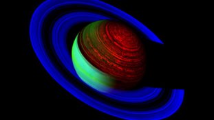 Embora Saturno tenha relativamente pouco do elemento neon, uma imagem composta em cores artificiais, em três faixas de luz infravermelha, destaca características do gigante anelado como um letreiro luminoso. Na faixa mais azul, Saturno parece escuro, mas seus finos anéis refletem intensamente a luz do nosso Sol. Por outro lado, o anel B de Saturno é tão espesso que pouca luz refletida o atravessa, criando uma faixa escura entre os anéis A e C. Na faixa mais vermelha, Saturno emite um brilho térmico, indicando tempestades semelhantes a furacões e um sistema de nuvens em forma de hexágono ao redor do Polo Norte. A imagem acima foi obtida em 2007, pela sonda robótica Cassini