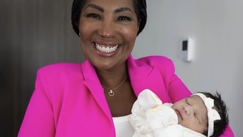 Silvana Oliveira, mãe da cantora Ludmilla, com sua neta Zuri no colo