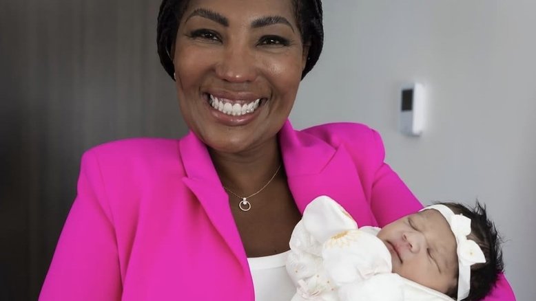 Silvana Oliveira, mãe da cantora Ludmilla, com sua neta Zuri no colo