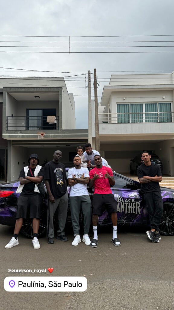 Khaby Lame posta foto com jogador em SP após ser detido pela imigração nos EUA