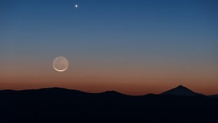As condições perfeitas e límpidas de observação sobre o Observatório do Paranal do ESO, no Chile, proporcionam uma oportunidade fantástica para observar as maravilhas do Universo distante. Às vezes, porém, a cena é tomada por alguns objetos mais próximos, como a Lua - fiel companheira da Terra - e um dos planetas vizinhos no Sistema Solar, Vênus, que aparece como um ponto de luz brilhante, mais ao alto. As montanhas onduladas do Chile proporcionam a paisagem deslumbrante abaixo