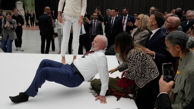 Lula descontrai e imita acrobacias de artista durante exposição na França; confira