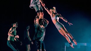 O grupo australiano de circo acrobático Ten Thousand Hours