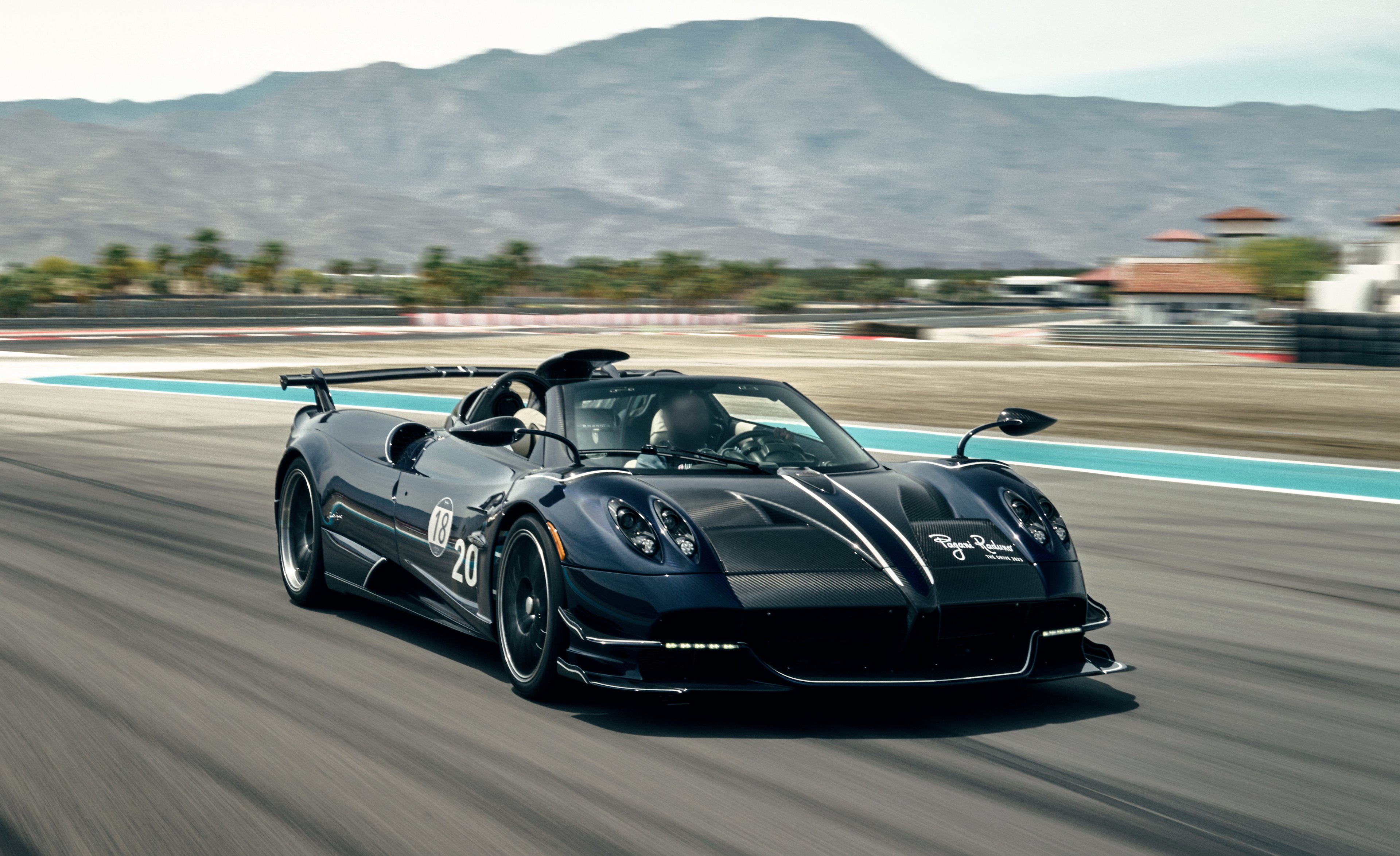Conheça raro hipercarro Pagani Utopia que tem unidade 'brasileira' e acelera com V12 8 Pagani Huayra Roadster