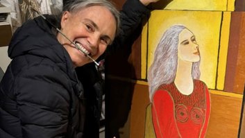 Regina Duarte pitando quadros
