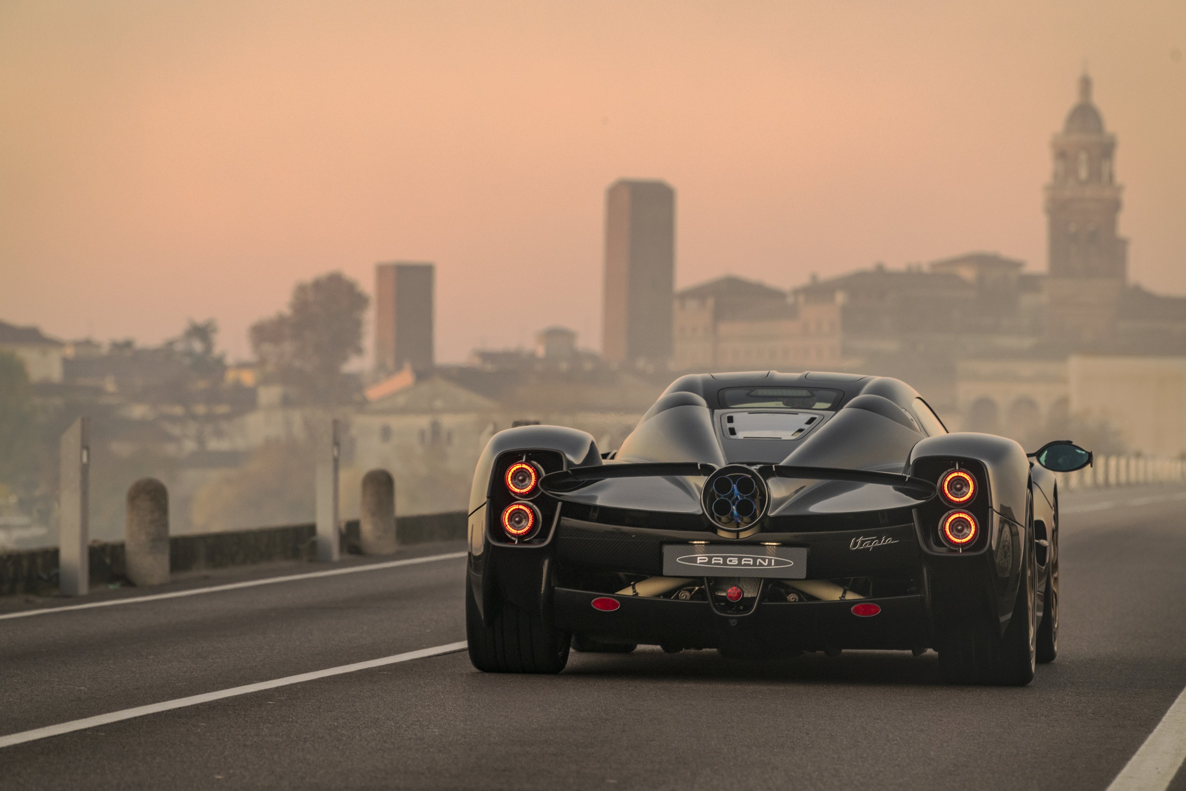Conheça raro hipercarro Pagani Utopia que tem unidade 'brasileira' e acelera com V12 7 Pagani Utopia