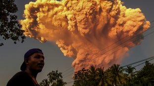 Alerta máximo na Indonésia por vulcão em erupção