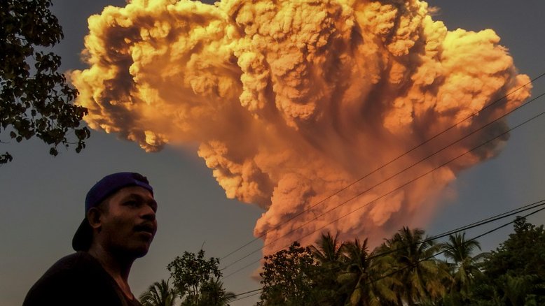Alerta máximo na Indonésia por vulcão em erupção