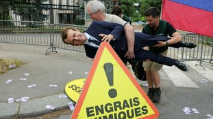 Estátua de cera de Macron é roubada em protesto ante embaixada russa em Paris