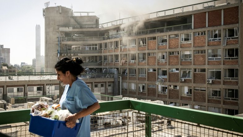 "Como vamos atendê-los?", perguntam funcionários de hospital israelense atingido por míssil iraniano