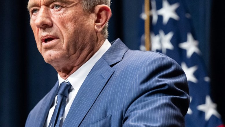 Painel de vacinas de Kennedy estreia nos EUA sob críticas por estudo inexistente