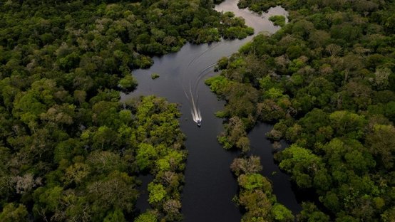 barco-navega-no-rio-jurua-na-reserva-de-desenvolvimento-sustentavel-uacari-municipio-de-carauari-no-coracao-da-amazonia-brasileira