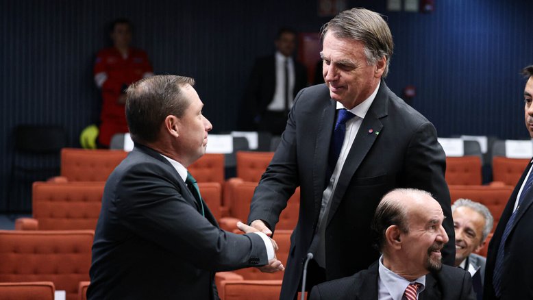 PGR pediu prisão de Mauro Cid após parentes deixarem o Brasil