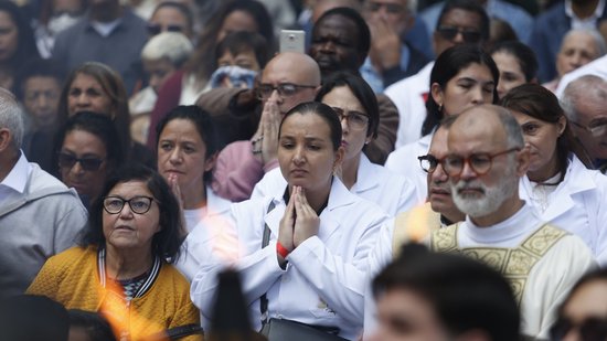 IBGE: evangélicos crescem, mas maioria da população brasileira se declara católica