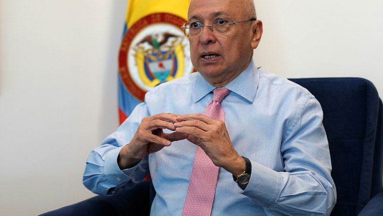 Ministro colombiano diz que 'suspenderá' extradições aos EUA de guerrilheiros negociadores da paz