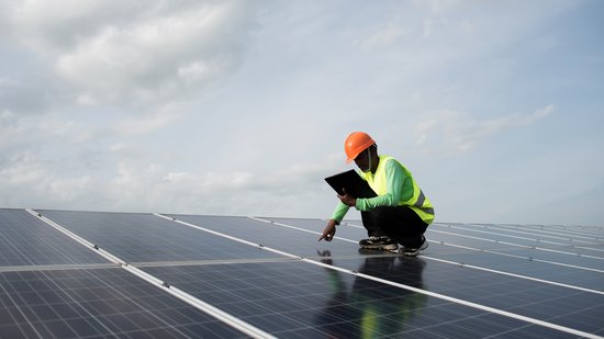 engenheiro-tecnico-examina-placas-de-instalacao-de-energia-solar (1)