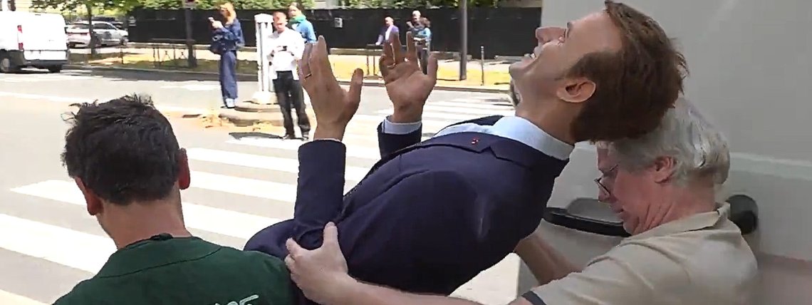 Ativistas levam estátua de Emmanuel Macron