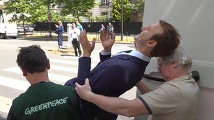Ativistas levam estátua de Emmanuel Macron