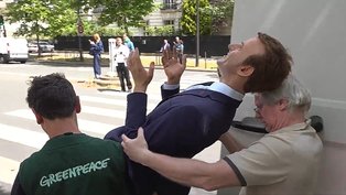 Ativistas levam estátua de Emmanuel Macron
