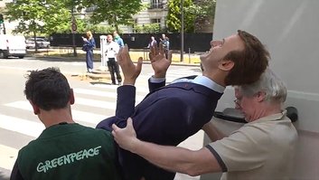 Ativistas levam estátua de Emmanuel Macron