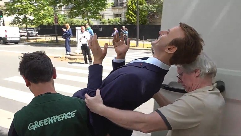 Ativistas levam estátua de Emmanuel Macron