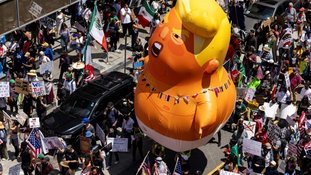 Dezenas de milhares de manifestantes saem às ruas nos EUA contra o 'rei' Trump