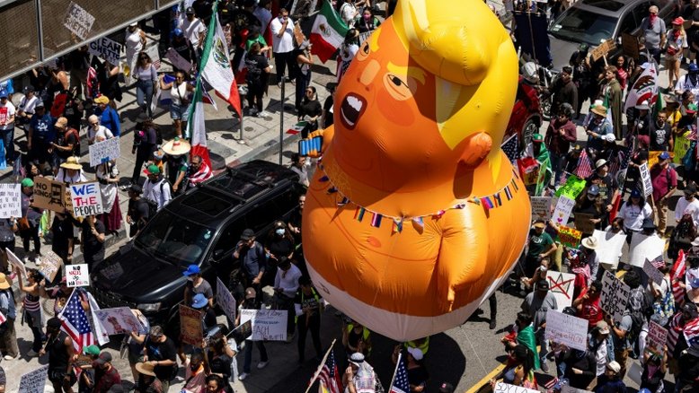 Dezenas de milhares de manifestantes saem às ruas nos EUA contra o 'rei' Trump