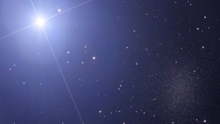 A estrela no canto superior esquerdo é tão brilhante que, às vezes, é difícil notar a galáxia no canto inferior direito. Tanto a estrela, Regulus, quanto a galáxia, Leo I, estão na direção da Constelação de Leão. Regulus faz parte de um sistema estelar múltiplo, com uma estrela dupla companheira, visível no canto superior direito da jovem estrela da sequência principal. Leo I é uma galáxia anã esferoidal, no Grupo Local de galáxias, onde estão também a nossa Via Láctea e a Galáxia de Andrômeda (M31). Regulus está localizada a cerca de 75 anos-luz de distância, mas Leo I fica a cerca de 800 mil anos-luz de distância
