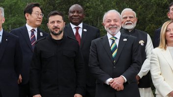 Lula posa ao lado de Zelensky em foto do G7; veja