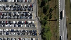 Carros da Volkswagen são vistos no pátio da montadora em São Bernardo do Campo