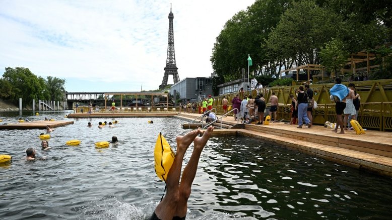 Paris fecha três espaços de mergulho no Sena devido à chuva um dia após abertura