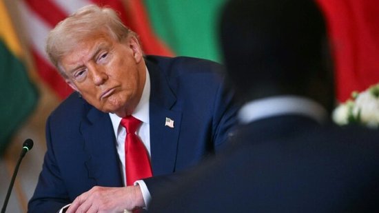 Trump ouve o presidente do Senegal, durante reunião na Casa Branca - AFP