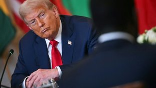 Trump ouve o presidente do Senegal, durante reunião na Casa Branca - AFP