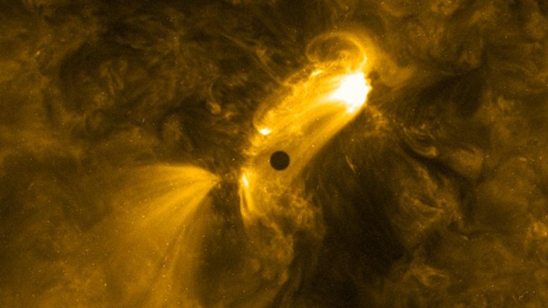 O que é aquele pequeno ponto preto se movendo em direção ao Sol? Mercúrio. Nesta imagem, registrada em 2016, o Solar Dynamics Observatory (Observatório de Dinâmica Solar), da NASA, obteve uma visão ininterrupta do planeta, registrando-a não apenas em luz óptica, mas também em faixas de luz ultravioleta. Cerca de 13 vezes por século, Mercúrio passa entre a Terra e o Sol em um evento astronômico raro conhecido como trânsito planetário. O acontecimento ajudou a determinar os componentes da atmosfera ultrafina de Mercúrio, em meio a um fenômeno astronômico raro