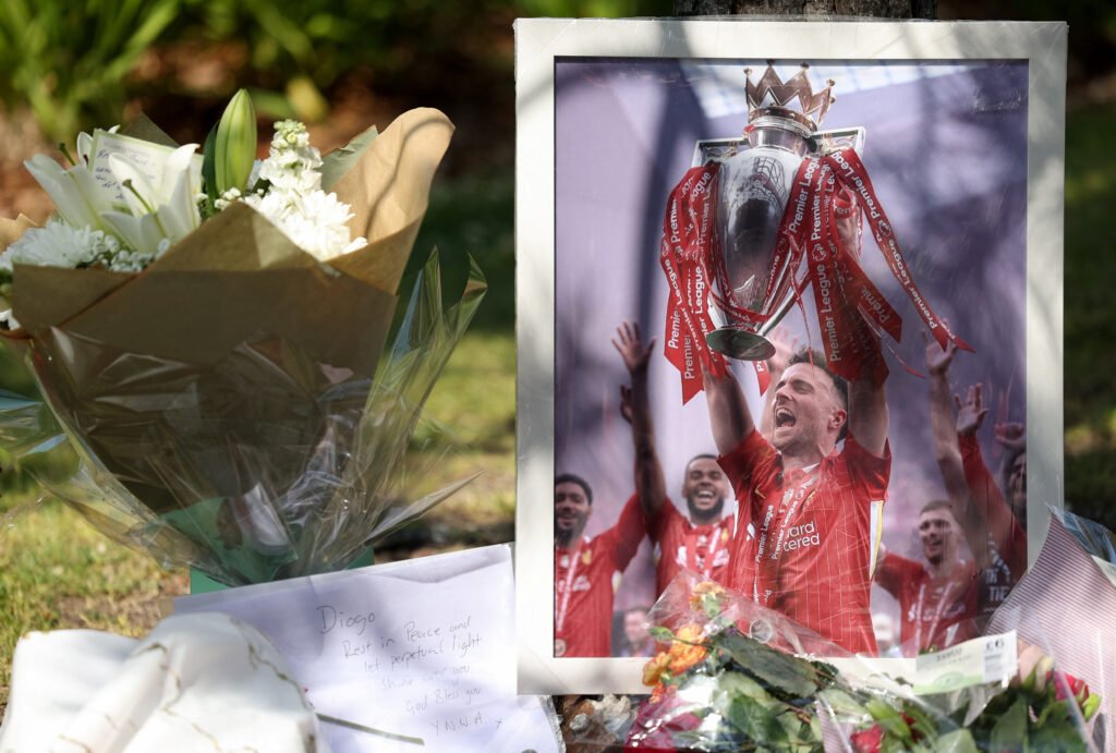 Torcedores prestam homenagem a Diogo Jota no estádio do Liverpool 5 Torcedores prestam homenagem a Diogo Jota no estádio do Liverpool