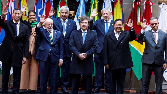 Vice-presidente do Equador, Maria Jose Pinto; o presidente do Paraguai, Santiago Peña; o presidente do Panamá, José Raúl Mulino; o presidente do Brasil, Luiz Inácio Lula da Silva; o presidente da Argentina, Javier Milei; o presidente da Bolívia, Luis Arce; e o presidente do Uruguai, Yamandu Orsi, posam para uma foto de família na Cúpula de Presidentes do Mercosul, em Buenos Aires 03/07/2025