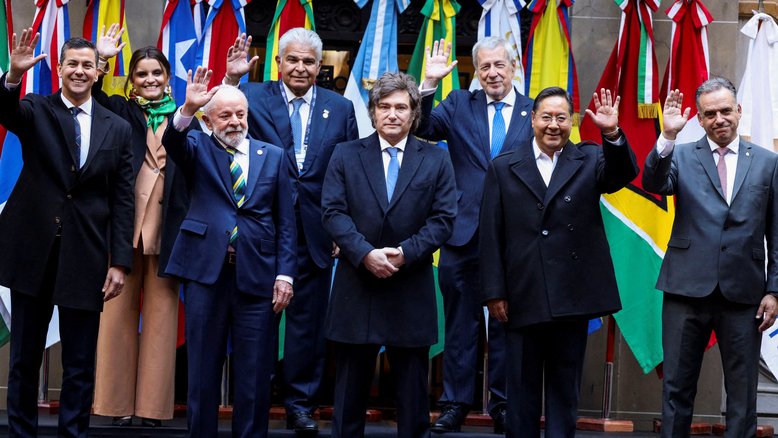 Vice-presidente do Equador, Maria Jose Pinto; o presidente do Paraguai, Santiago Peña; o presidente do Panamá, José Raúl Mulino; o presidente do Brasil, Luiz Inácio Lula da Silva; o presidente da Argentina, Javier Milei; o presidente da Bolívia, Luis Arce; e o presidente do Uruguai, Yamandu Orsi, posam para uma foto de família na Cúpula de Presidentes do Mercosul, em Buenos Aires 03/07/2025