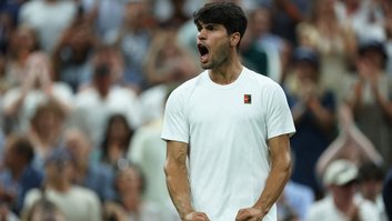 Alcaraz vence Rublev e vai às quartas de final em Wimbledon