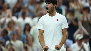 Alcaraz vence Rublev e vai às quartas de final em Wimbledon