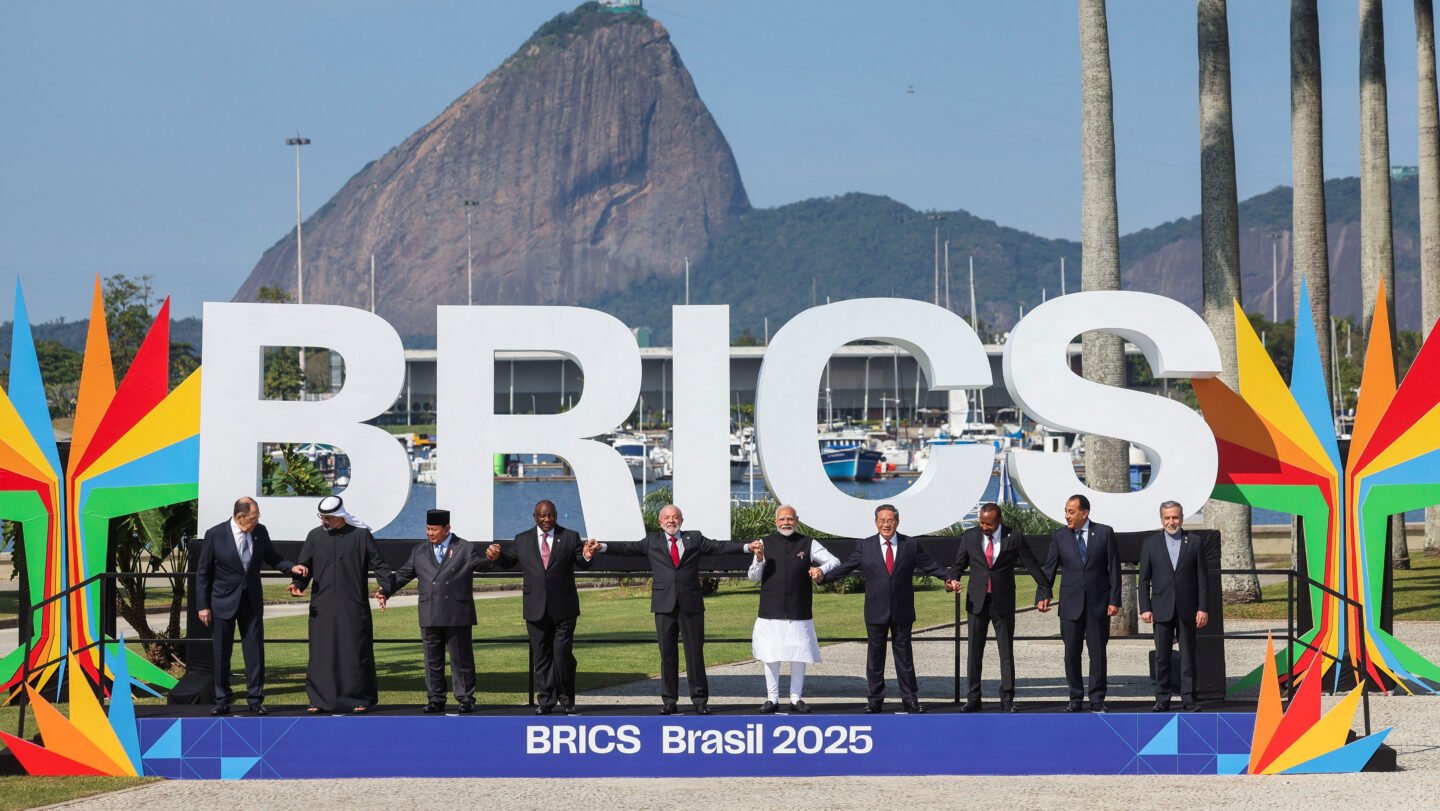 Líderes dos países do Brics posam para foto durante reunião de cúpula no Rio de Janeiro 06/07/2025 REUTERS/Pilar Olivares