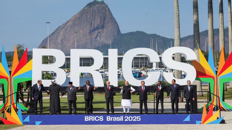 Líderes dos países do Brics posam para foto durante reunião de cúpula no Rio de Janeiro 06/07/2025 REUTERS/Pilar Olivares