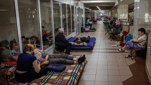 Pessoas de abrigam em estação do metrô em Kiev 8/7/2025 REUTERS/Alina Smutko