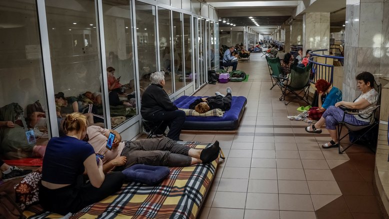 Pessoas de abrigam em estação do metrô em Kiev 8/7/2025 REUTERS/Alina Smutko