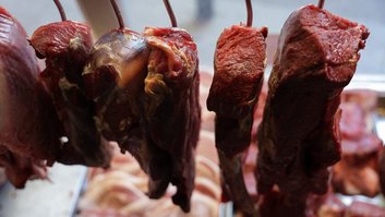 Pedaços de carne em açougue no Rio de Janeiro