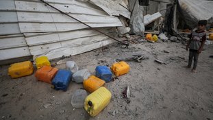 Menino palestino inspeciona o local de um ataque israelense que matou palestinos reunidos para coletar água em um ponto de distribuição, segundo médicos, em Nuseirat, no centro da Faixa de Gaza 13/07/2025 REUTERS/Stringer