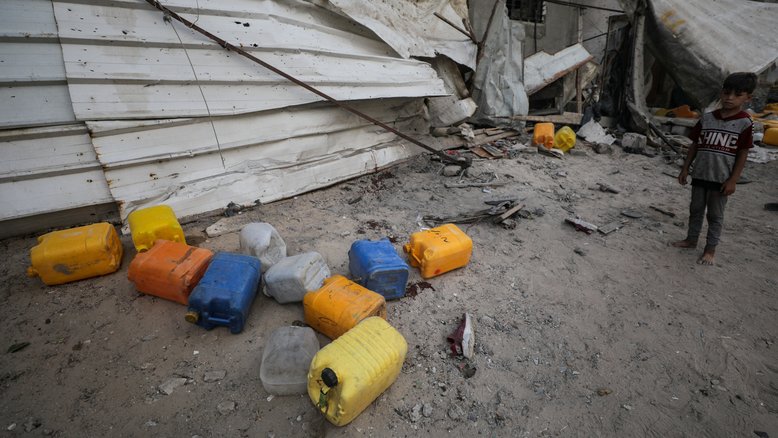 Menino palestino inspeciona o local de um ataque israelense que matou palestinos reunidos para coletar água em um ponto de distribuição, segundo médicos, em Nuseirat, no centro da Faixa de Gaza 13/07/2025 REUTERS/Stringer