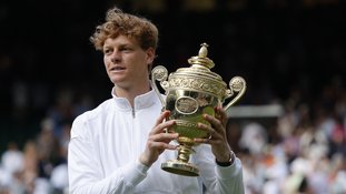 Sinner vence revanche contra Alcaraz de virada e conquista o título de Wimbledon